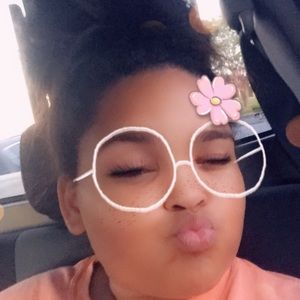 Meet your Posher, Alexis